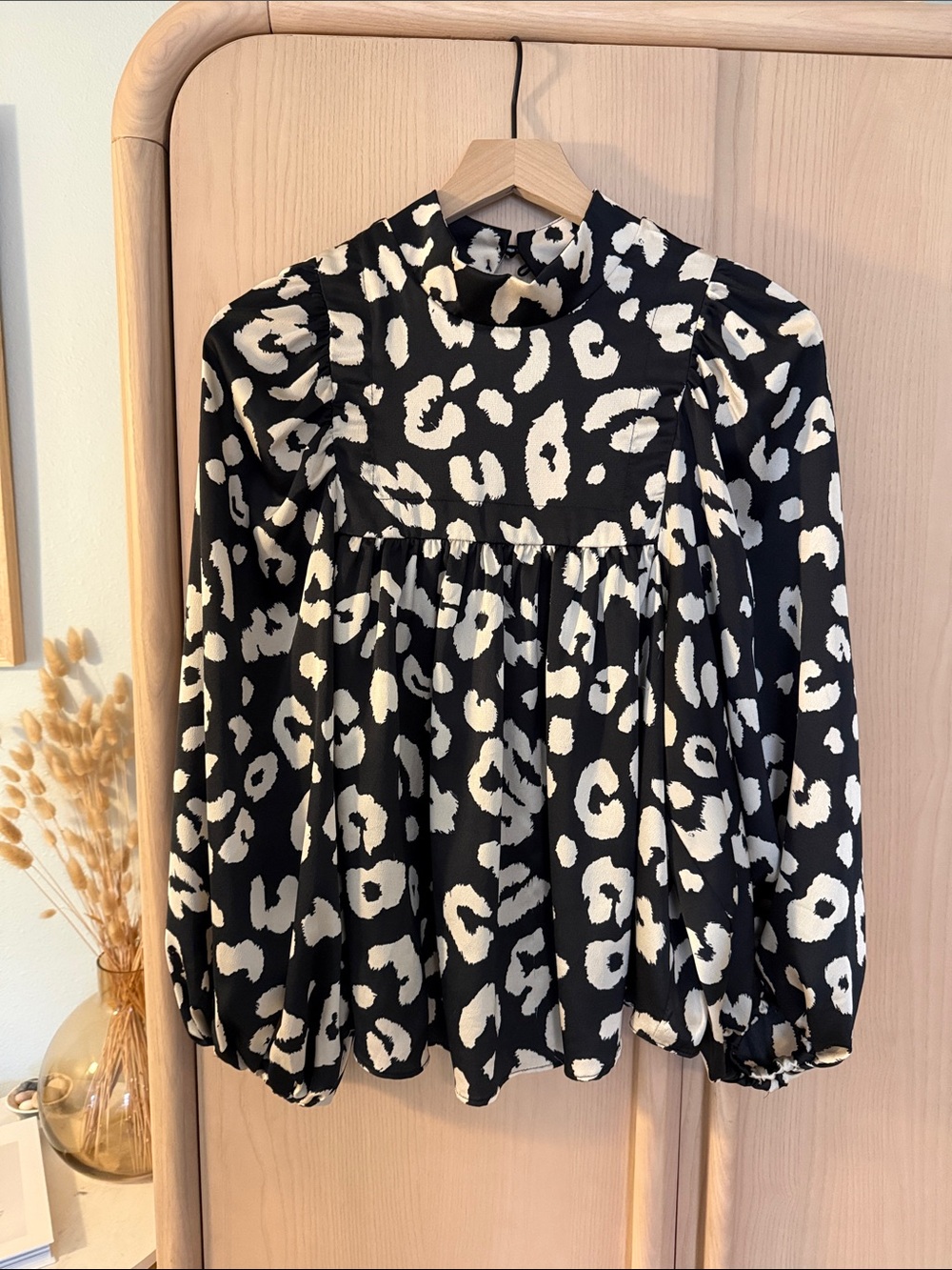 Black and White Leopard Print Long-Sleeve Blouse with Balloon Sleeves (S)
